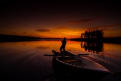 voyage de pêche en Laponie, barque sur un coucher de soleil
