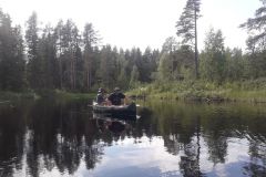 pêche en canoë en Laponie Suédoise