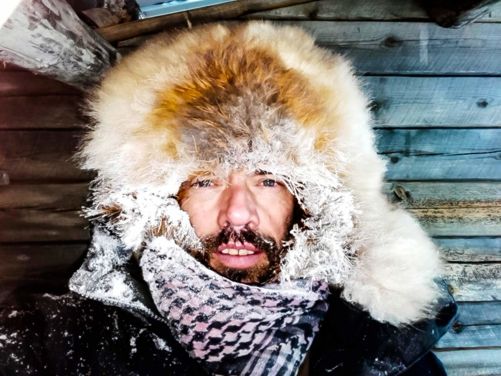 Portrait d'un guide raid chiens de traîneau en Laponie Suédoise