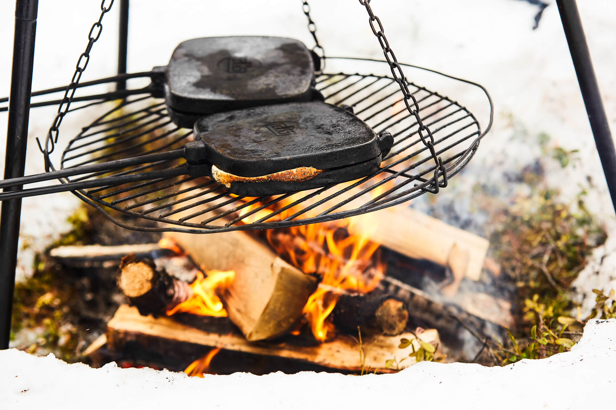 Croque monsieur au feu de bois en Laponie