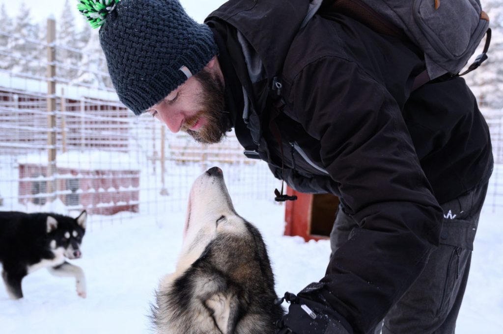 Seb, Globe Blogueur, avec les chiens de traîneaux en Laponie suédoise