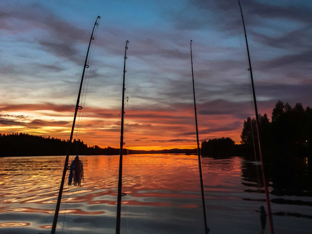 Pêcher au coucher du soleil en Laponie Suédoise