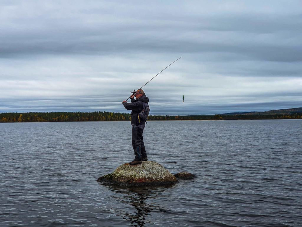 Pêcher seul au monde en Laponie Suédoise