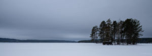 Ile sur le lac gelé en Laponie suédoise