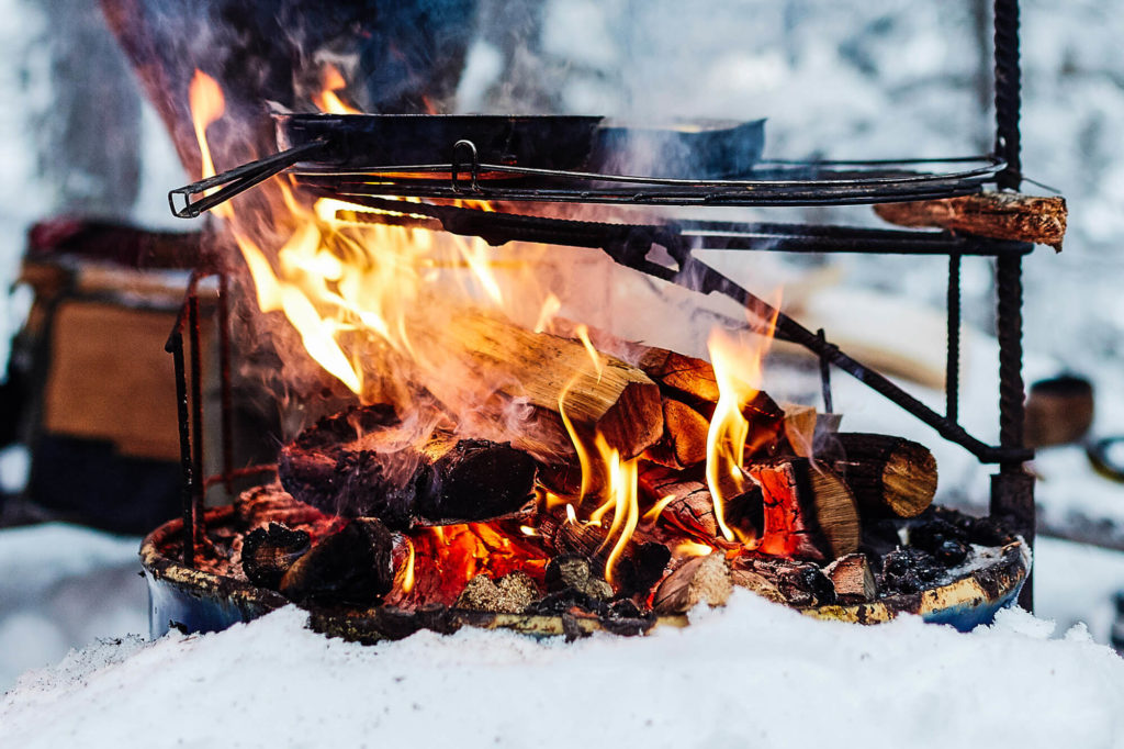 Cuisiner au feu de bois en laponie suédoise