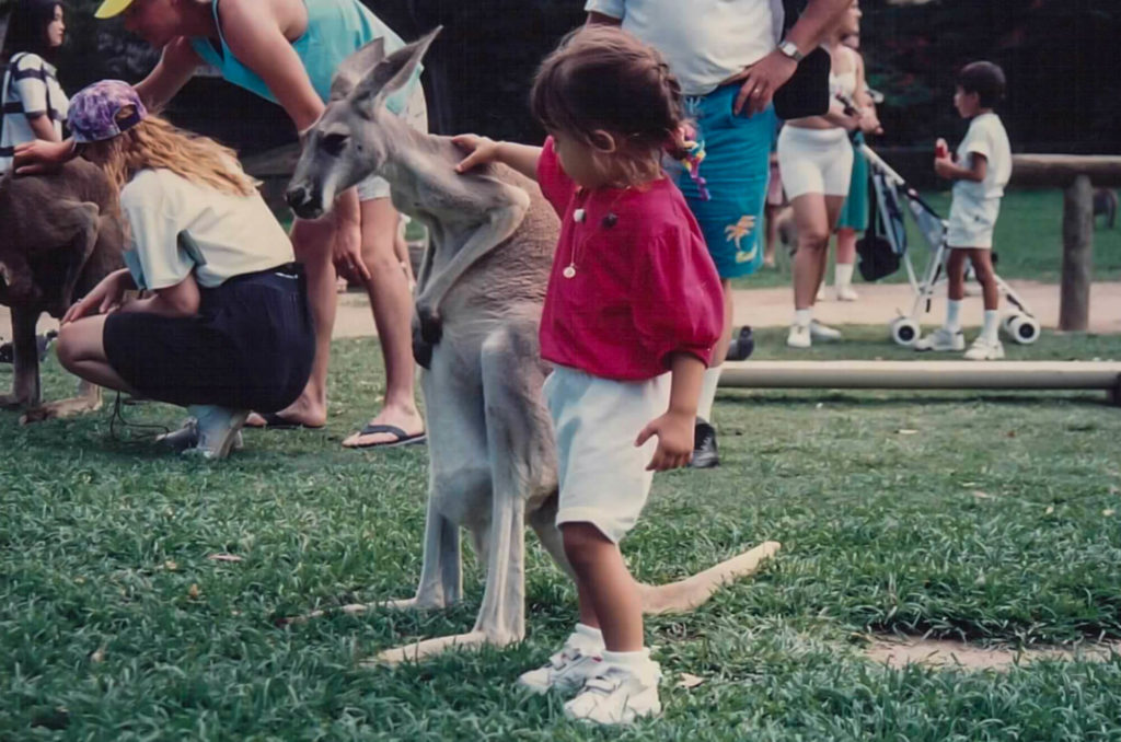 Laura et un kangourou en Australie