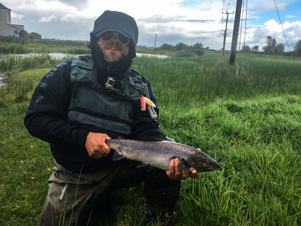 Pêche d'un saumon en rivière