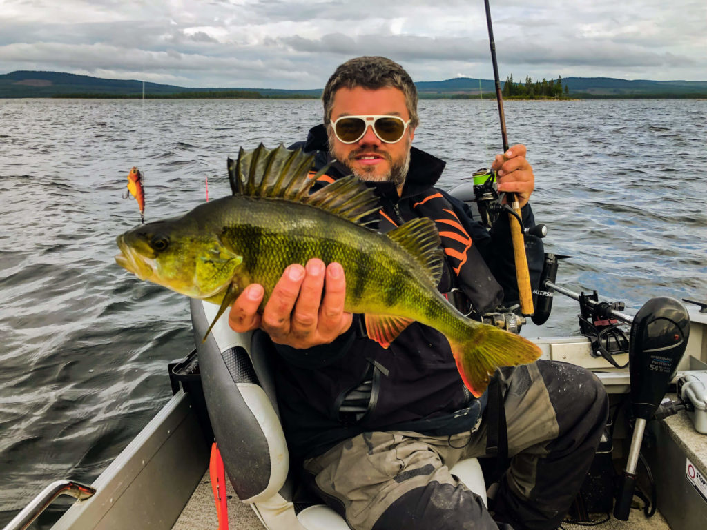 Pêche sur un lac en Laponie suédoise