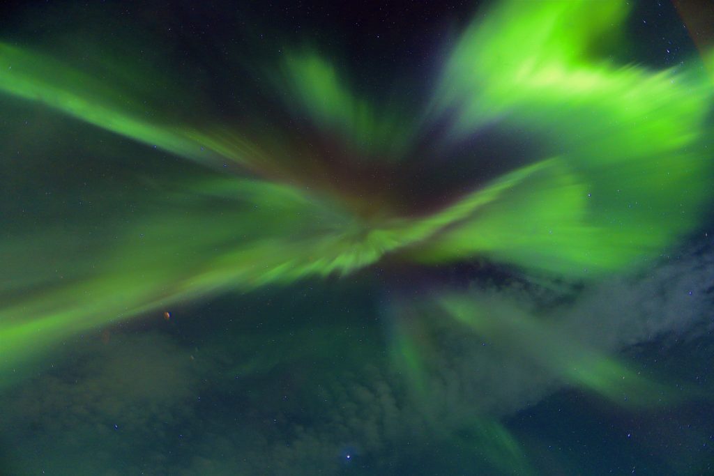 Une aurore boreale vue d'en bas dans le Grand Nord