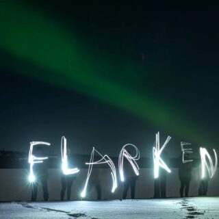 Et voilà une nouvelle saison qui se termine malheureusement prématurément à cause d'une météo bien capricieuse.Merci à tous ceux qui sont venus vivre une aventure avec nous cet hiver.Un grand merci aussi à toute notre équipe (Yasmine, Fred, Adrien, Bruno, et Abel), qui prend maintenant un peu de repos bien merité.Nous sommes très fiers de tous nos petits chiens, particulièrement nos jeunes qui faisaient leur première saison Bouv, Arctic, Scopic, Sky, Cookie, Plume, Big Mac, Whooper, Burger, Hot Dog et Happy.Le planning 2026-2027 est en ligne et à bientôt pour de nouvelles aventures.