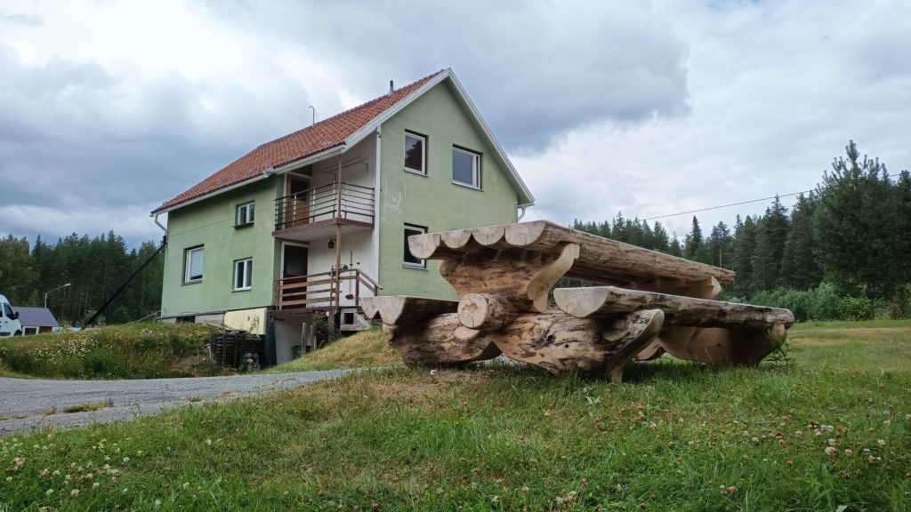 maison-hote-voyage-peche-laponie-suede-flarken-adventure Vue extérieur de la maison d'hôtes pour nos séjours de pêche en laponie suédoise
