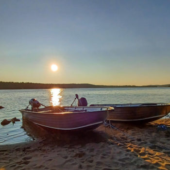 Deux bateaux accostés sur une plage en laponie suédoise