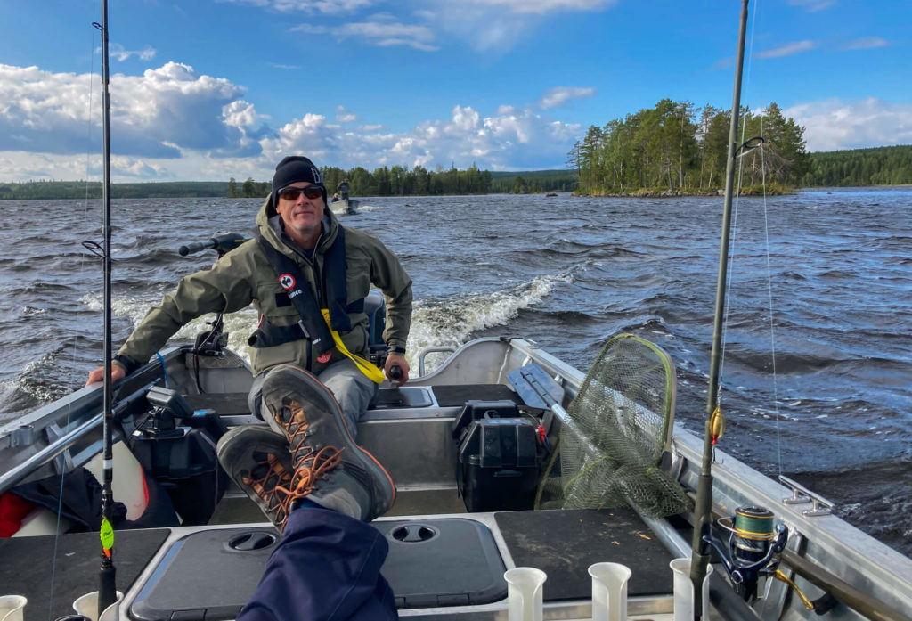 Des pêcheurs en bateau sur le lac Gisstrask durant un séjour de pêche en gestion libre en laponie suédoise