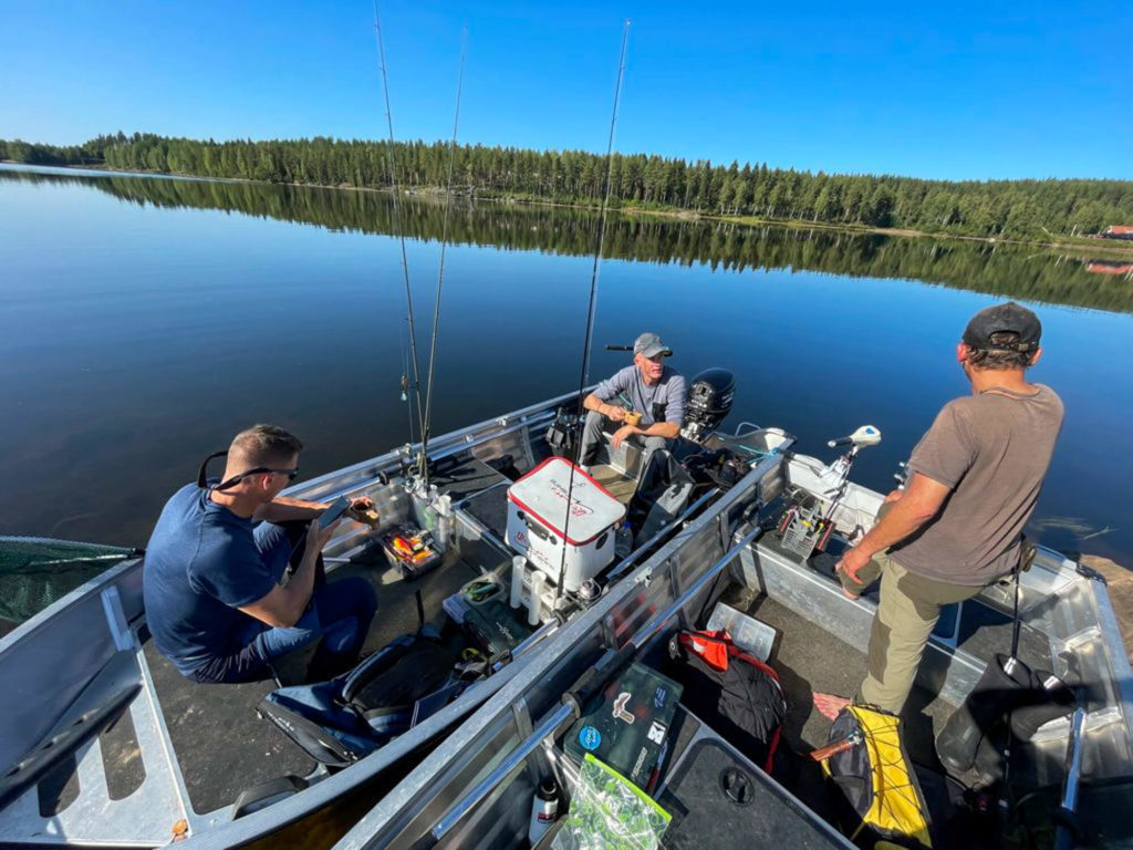 voyage-peche-suede-laponie-flarken-adventure-74 Des pêcheurs en bateau sur la Skellefteäven en laponie suédoise