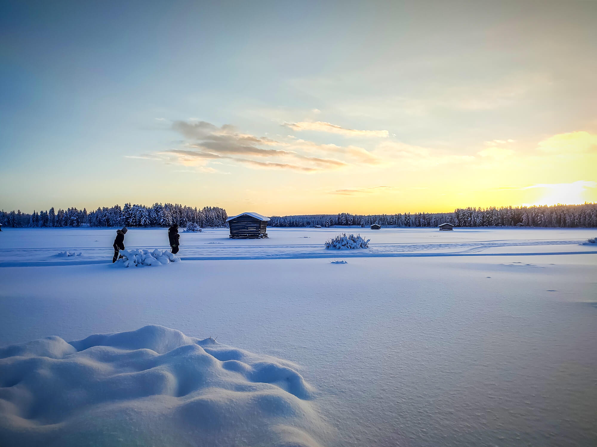 séjour en Laponie suédoise : deux randonneurs à ski au lever du soleil