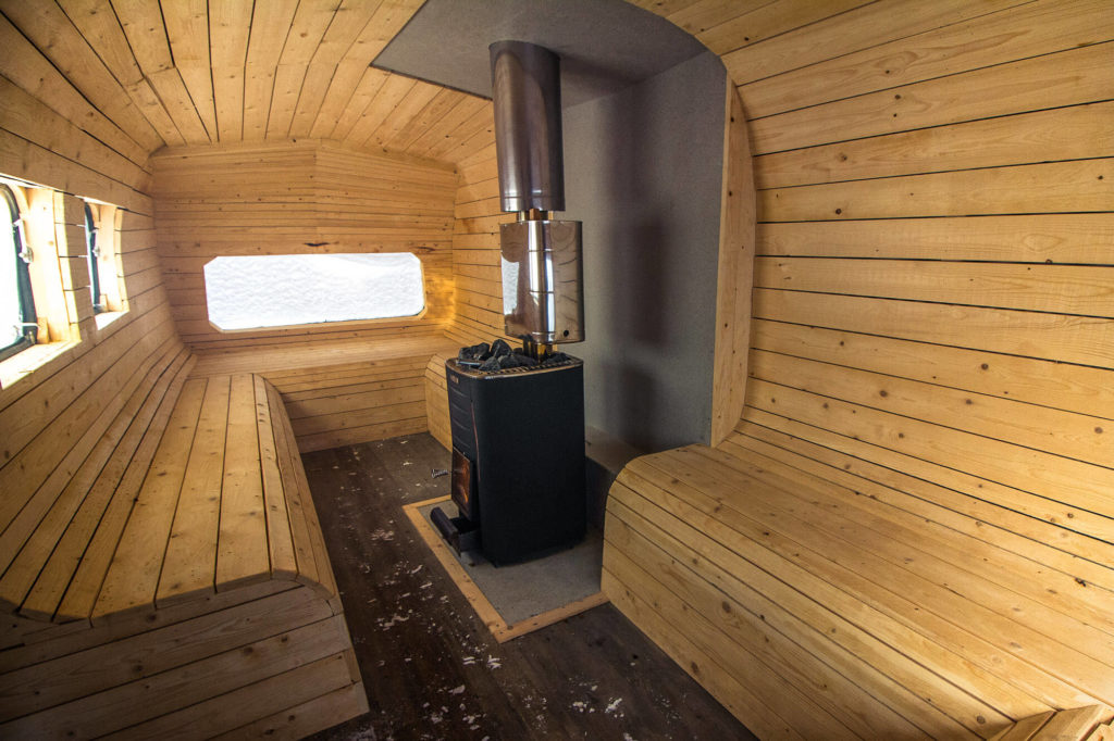 intérieur d'une caravane sauna en Laponie suédoise