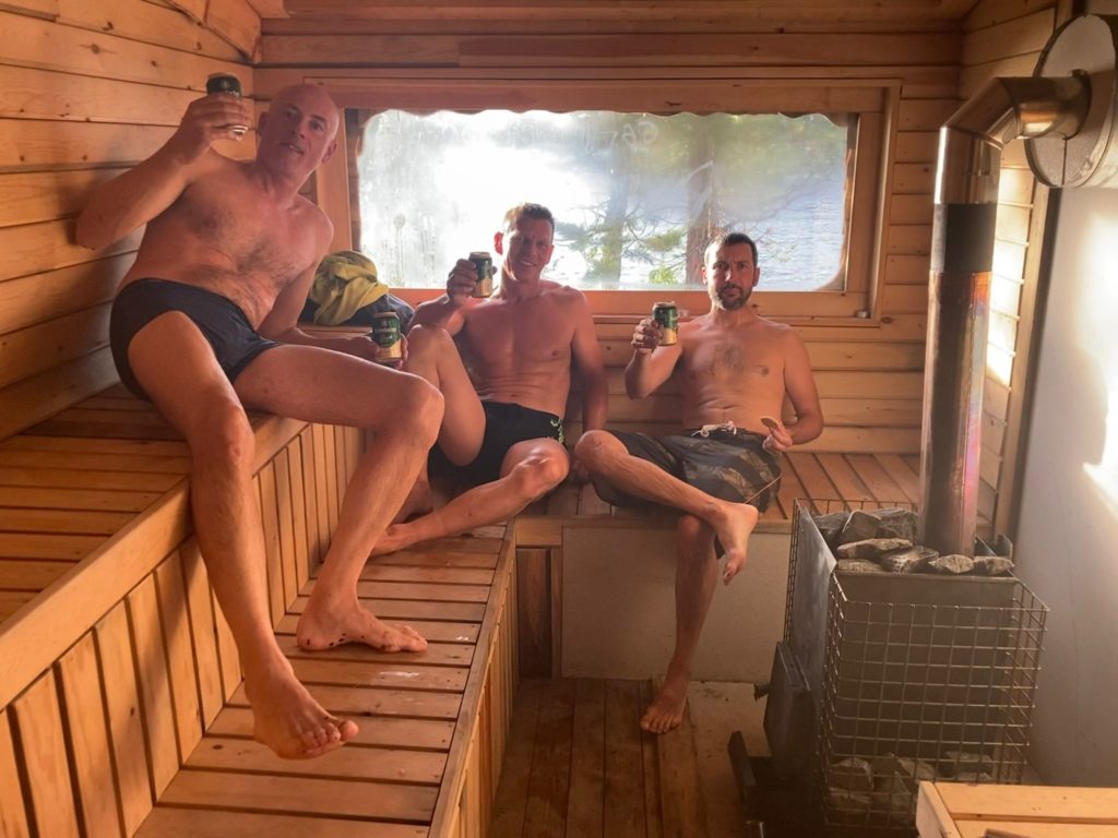 Trois hommes partagent un moment dans un sauna en suède