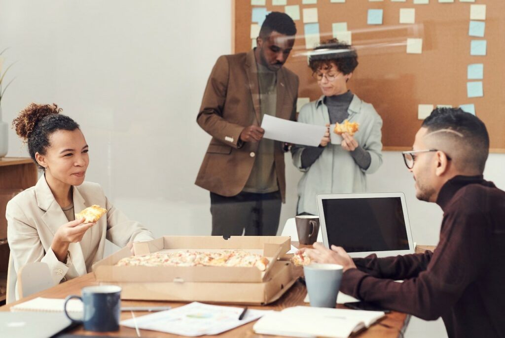 Des employés en pleine pause fika