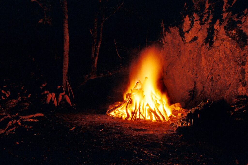 Cérémonie devant un feu