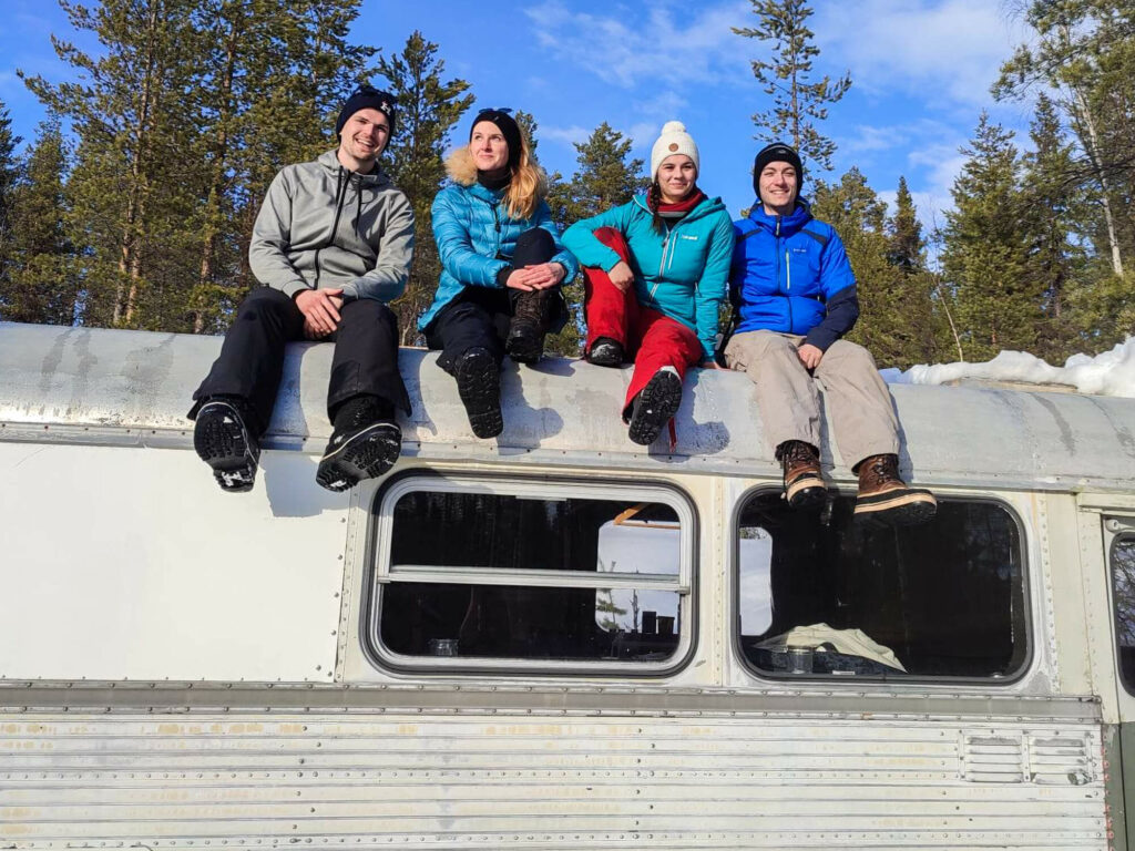 Un groupe de touristes bien équiper pour le grand froid pose en Laponie suédoise