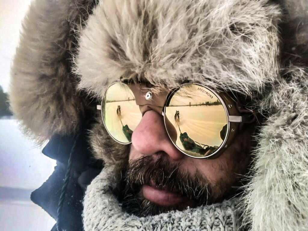 Bien s'habiller pour le grand froid : Portrait d'un musher portant une chapka en laponie suédoise