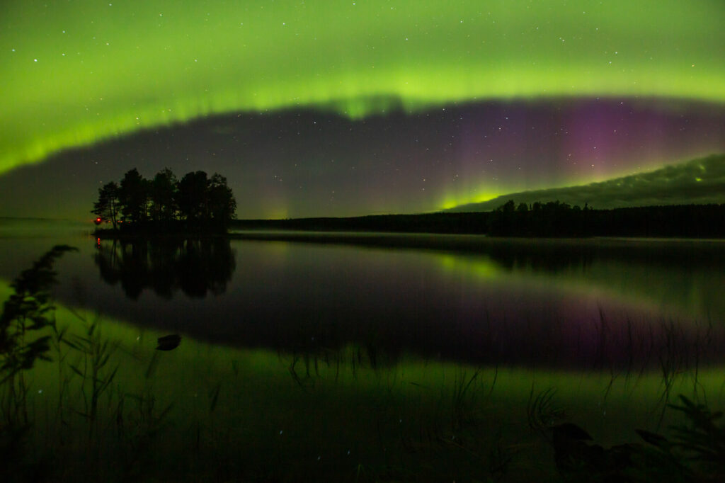 Aurores boréales au dessus d'un lac en Laponie Suédoise