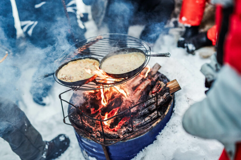 Un repas cuit sur le feu en Laponie