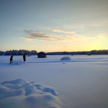 Silhouettes de deux personnes en ski altaï en laponie