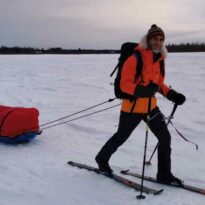 equipe-suede-laponie-flarken-adventure Un homme en ski pulka dans le grand nord
