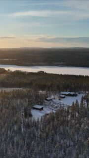 Plus que 52 jours avant le lancement de la saison. On a hâte !!Merci @renovation.masaucomte pour la vidéo#flarkenadventure #laponie #chiensdetraineau #voyageorganisé #visitsweden