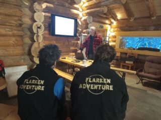 Depuis quelques années, nous organisons une formation "premiers secours en milieu hostile" pour notre équipe. L'occasion pour les plus expérimentés de faire une petite remise à niveau et pour les nouveaux d'apprendre les gestes qui sauvent. En espérant ne pas avoir à s'en servir. Un grand merci à Francis et Sylvaine pour leur intervention.#flarkenadventure #suede #laponie #laponiesuedoise #premiersecours