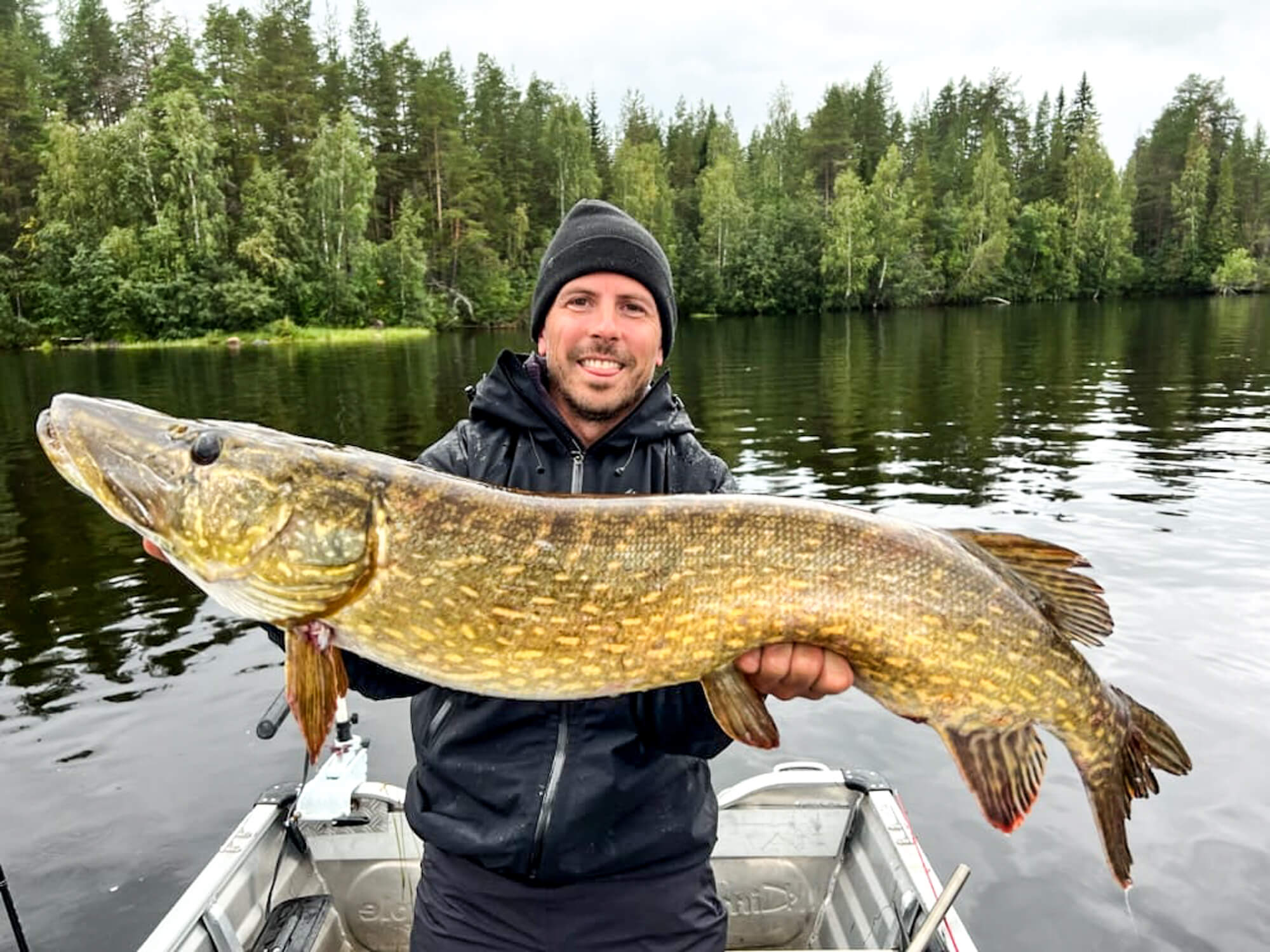 pêche-aux-carnassiers-suede-laponie-flarken-adventure-276 Un pêcheur avec un brochet d'un mètre en Laponie