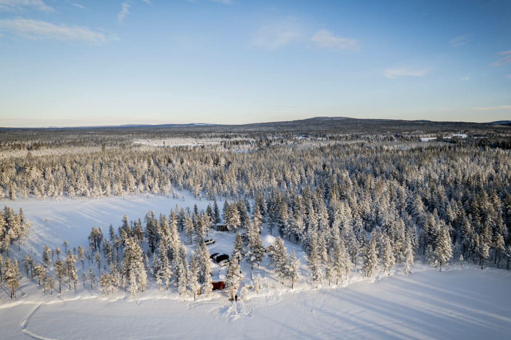 Vue de drone d'un paysage enneigé en Laponie