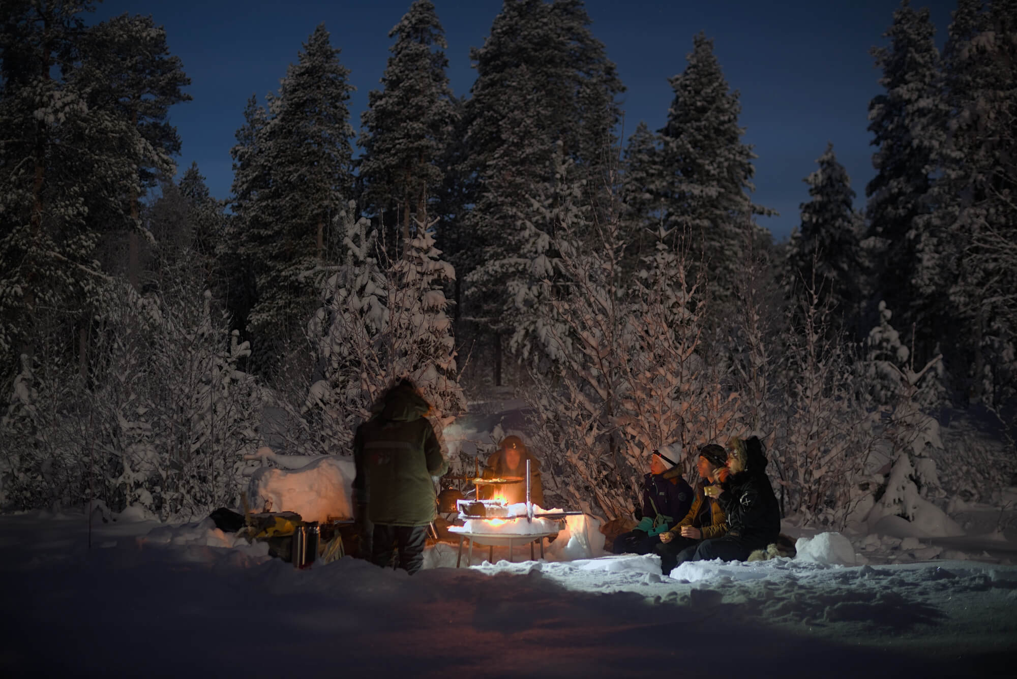 Repas au coin du feu en pleine nature en Laponie