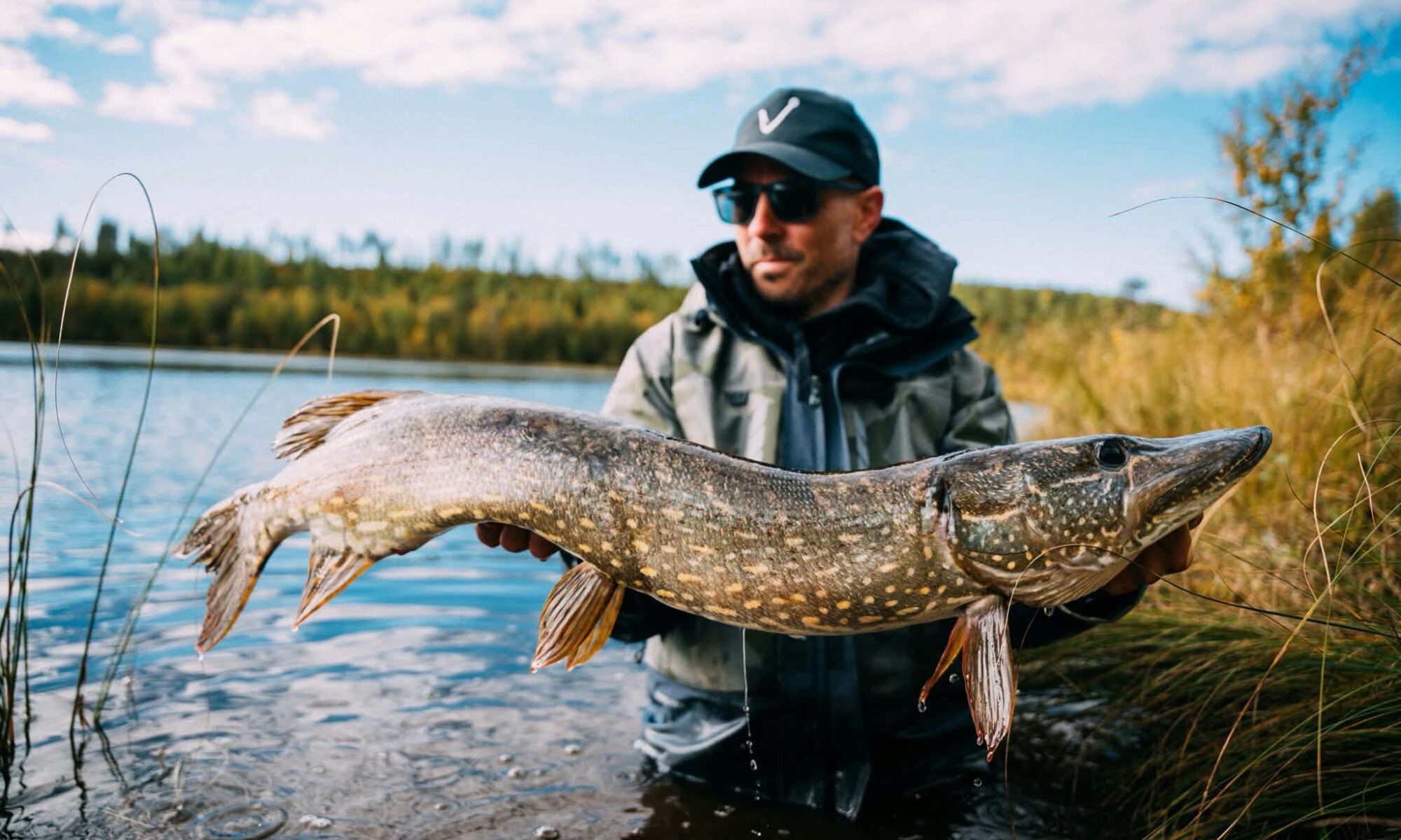 Un pêcheur pose avec un brocht géant en Laponie @Flarken Adventure