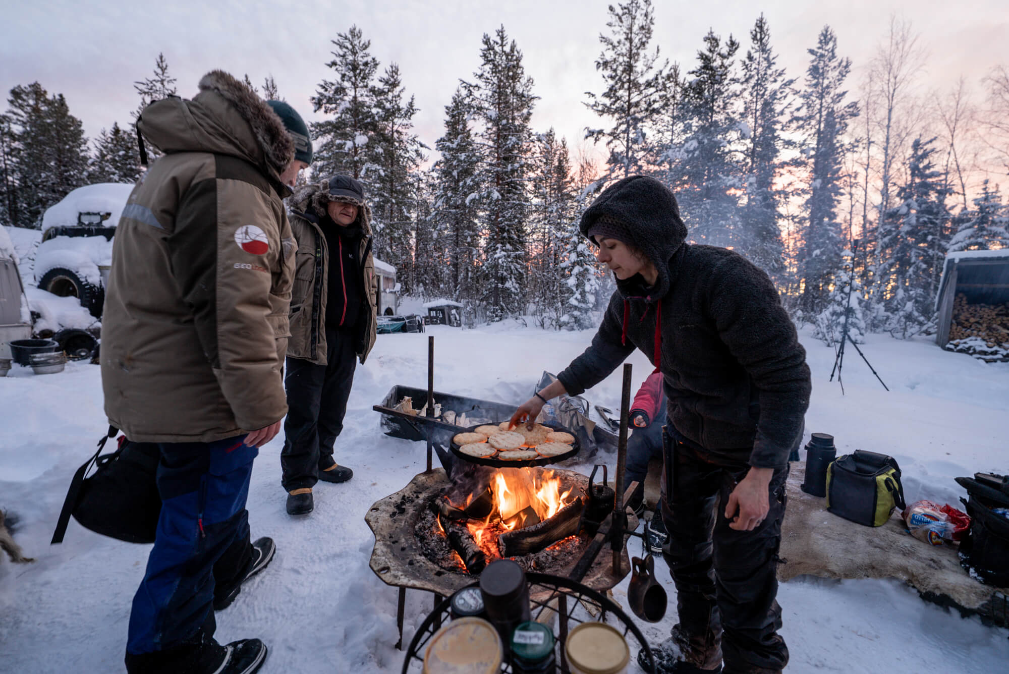 avis-voyageurs-suede-laponie-flarken-adventure-262 petit goûter au coin du feu sur notre campement du Magic Bus