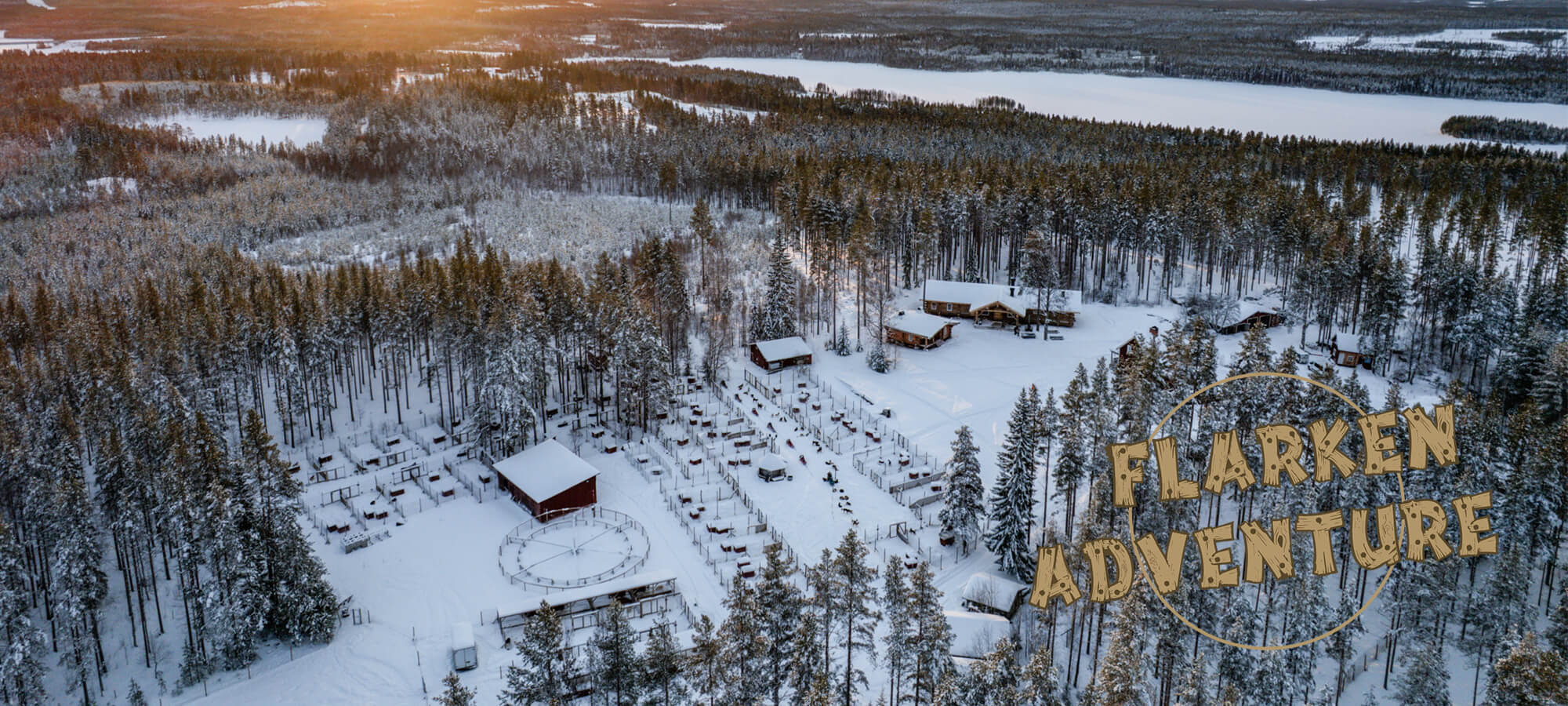Vue de drone du chenil de Flarken Adventure en Laponie Suédoise