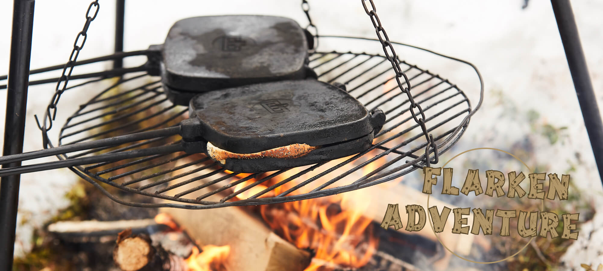 Photo de moules à croques monsieurs sur un feu de bois en Laponie, Suède avec Flarken Adventure