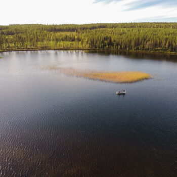 peche-itinerante-suede-laponie-flarken-adventure-15 UIn bateau seul au milieu d'un grand lac en Laponie grâce au séjour de pêche itinérante @Flarken Adventure